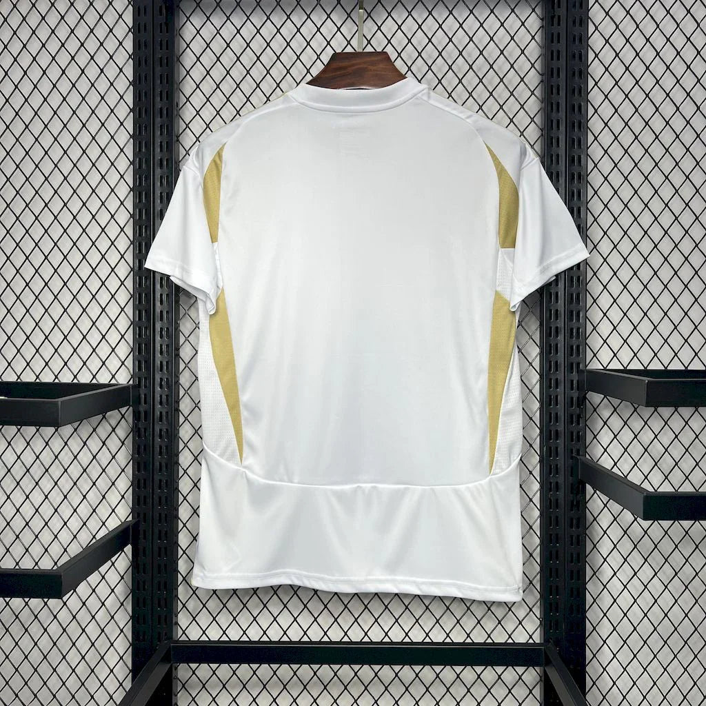 Maillot domicile AL NASSR 24/25 par Le 12 -ème Maillot, maillot de football avec design officiel et couleurs de l'équipe.
