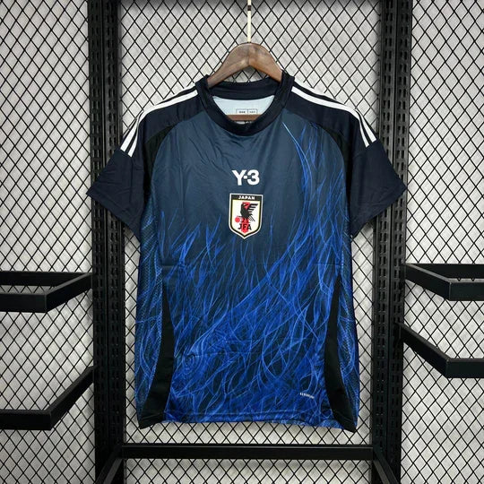 Maillot domicile du Japon Y-3 2024/2025, couleur principale, logo de l'équipe et design moderne visible sur l'image.