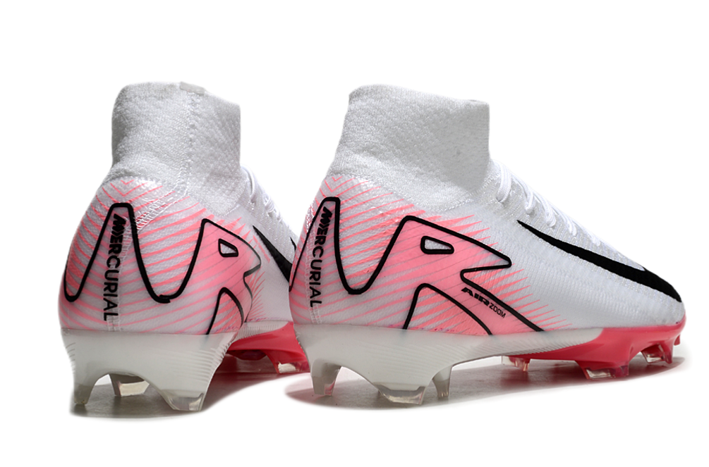 Crampons Mercurial Superfly IIX Elite de Le 12 -ème Maillot, vue en gros plan, chaussures de sport avec pointes pour terrains difficiles.