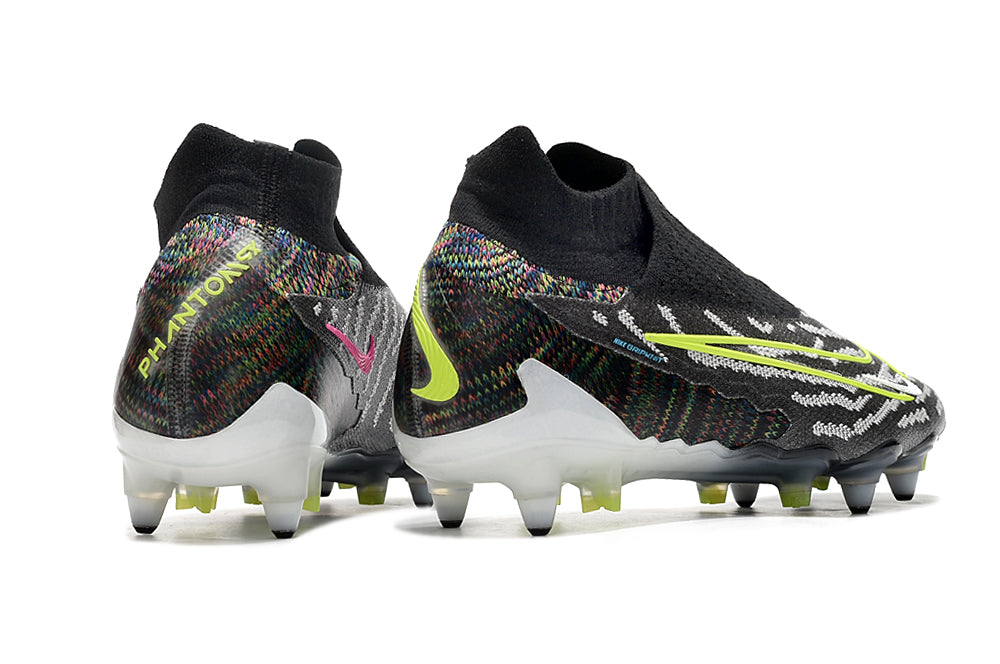 Crampons Phantom GX Elite de Le 12 -ème Maillot, vue rapprochée montrant les pointes en acier et la fixation robuste.