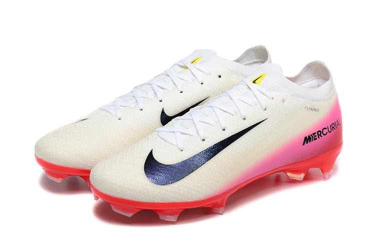 Crampons Mercurial Vapor 16 Elite XXV de Le 12 -ème Maillot, vue détaillée des pointes en acier et de la semelle.