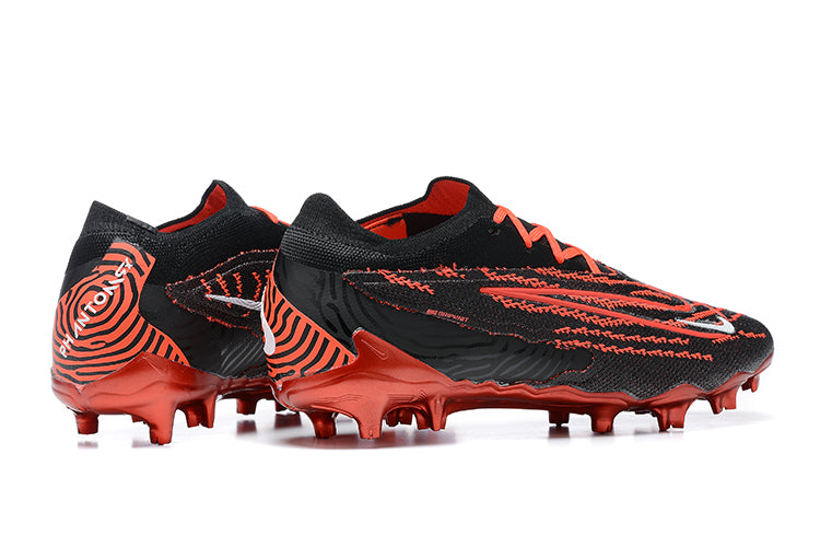 Crampons Phantom GX Elite FG de Le 12 -ème Maillot, avec pointes en acier et semelle adaptée pour le football.