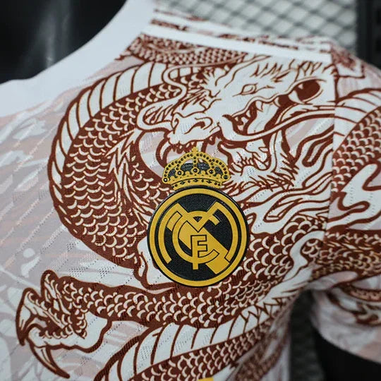 Maillot Real Madrid Concept 2024 Le 12 -ème Maillot, maillot de football blanc avec logo du club et détails modernes.