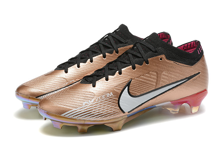 Crampons Mercurial Vapor XV Elite pour football, conçus pour la vitesse et la performance, en gros plan.