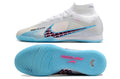 Crampons Mercurial Superfly IX Elite de Le 12 -ème Maillot, semelles en acier, conçus pour le football, visibles en gros plan.