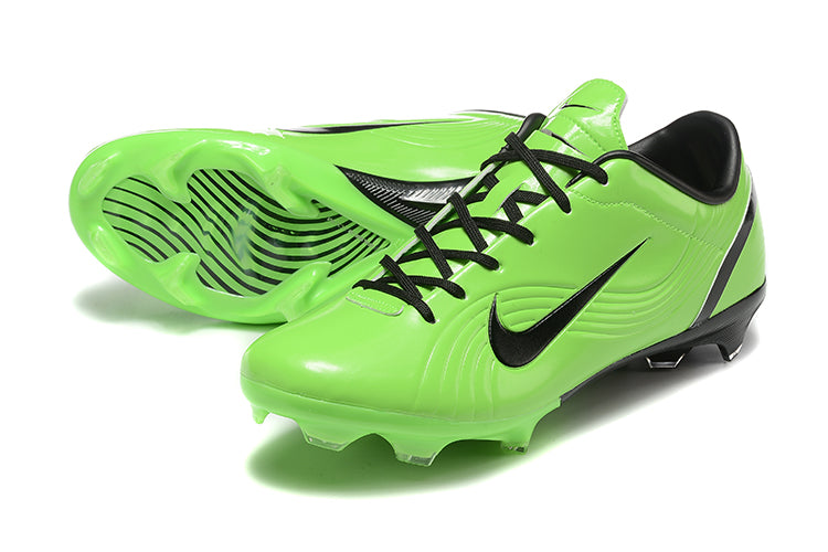 Crampons Mercurial Vapor 1 de Le 12 -ème Maillot, vue de face avec semelles en acier pour football.