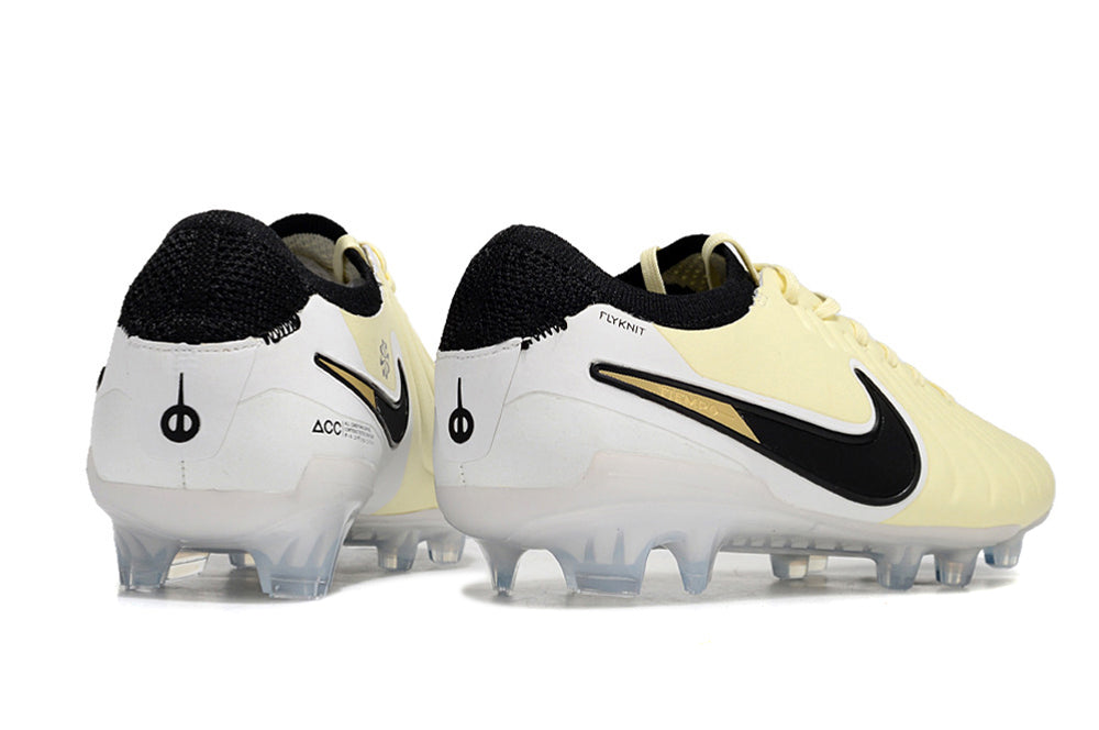 Crampons Le 12 -ème Maillot Tiempo Legend X Elite pour football, vue des crampons en acier avec semelle en caoutchouc.