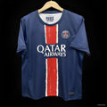 Maillot domicile PSG 2024/25 Le 12-ème Maillot, maillot de football rouge avec logo PSG et détails blancs.