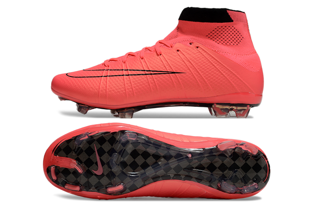 Crampons Mercurial Superfly de Le 12-ème Maillot, vue en gros plan avec pointes en métal pour le football.