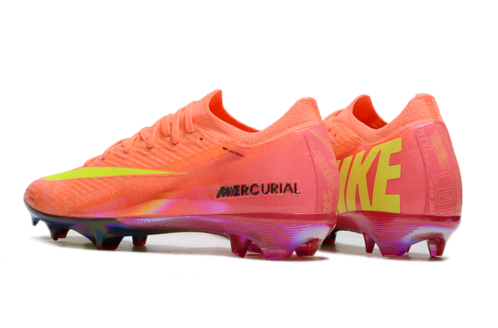Crampons Mercurial Vapor XV Elite de Le 12 -ème Maillot, vue en gros plan avec crampons en acier et design avancé.