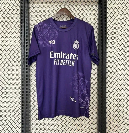 Maillot Real Madrid quatrième Y-3 de Le 12 -ème, maillot de football blanc avec logo et détails en bleu et or.