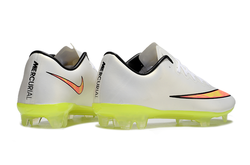 Crampons Mercurial Vapor X de Le 12ème Maillot, pointes en acier et semelle pour football, vues de face sur fond blanc