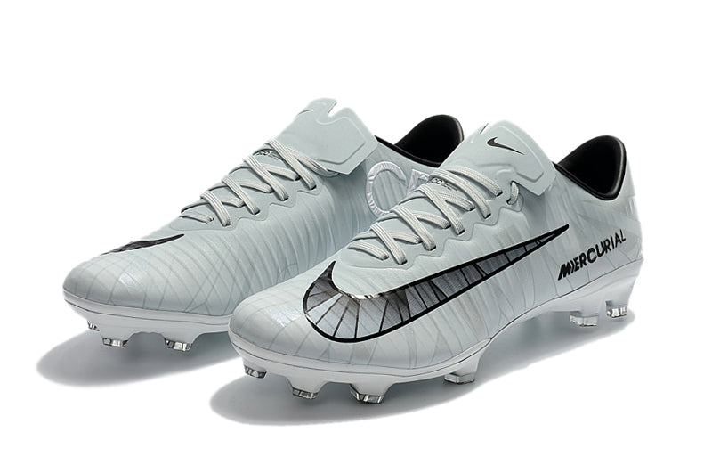 Crampons Mercurial Vapor XI de Le 12 -ème Maillot, vue détaillée avec pointes en acier pour football.