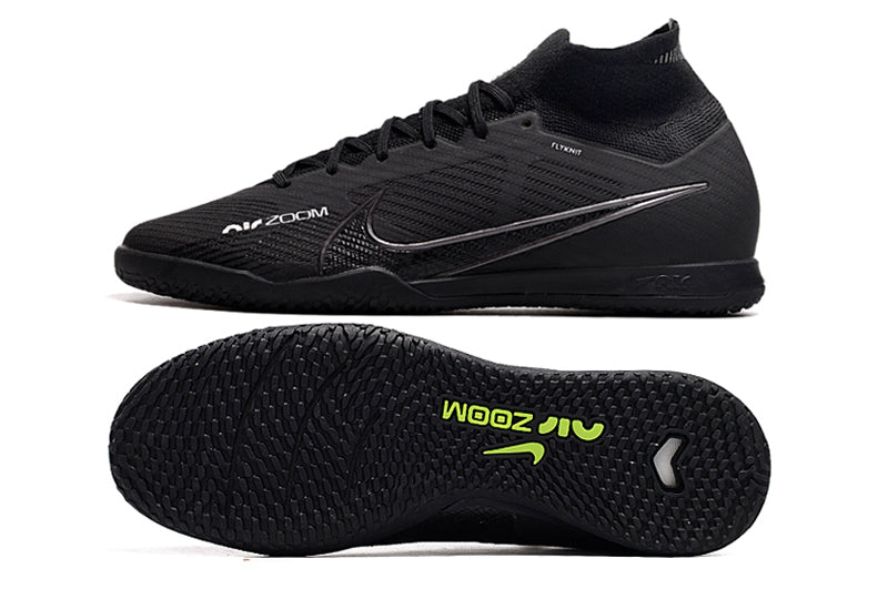 Crampons Mercurial Superfly IX Elite pour football, semelles à crampons métalliques, en blanc et noir, vue de dessus.