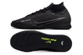 Crampons Mercurial Superfly IX Elite pour football, semelles à crampons métalliques, en blanc et noir, vue de dessus.