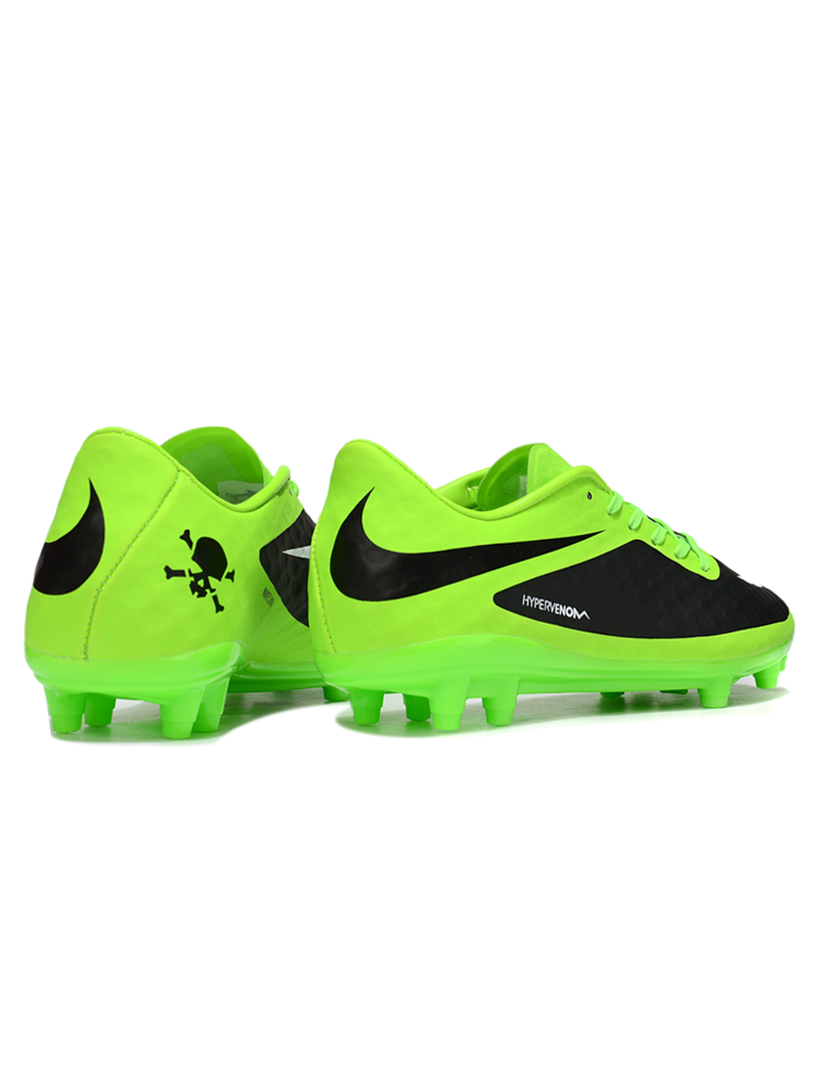 Crampons Hypervenom Phantom de Le 12 -ème Maillot, vue de face avec pointes en acier pour football.