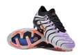 Crampons Nike Mercurial Vapor 15 Elite XXV pour football, semelles en métal et design performant, portés par un joueur.