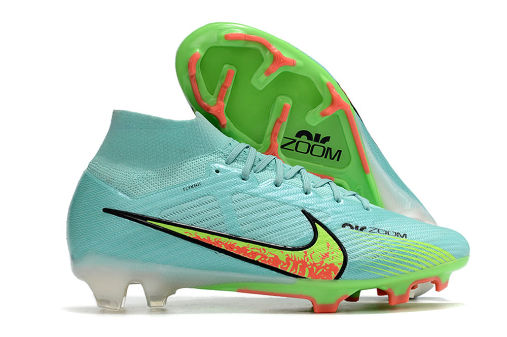 Crampons Mercurial Superfly IX Elite de Le 12-ème Maillot, vue de côté avec semelles en acier et studs pour football.
