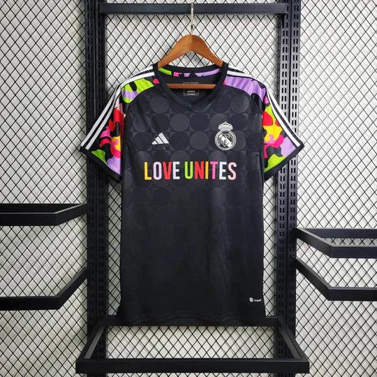 Maillot Real Madrid 2024 « Love Unites » de Le 12 -ème Maillot, vue de face avec logo et détails du design.