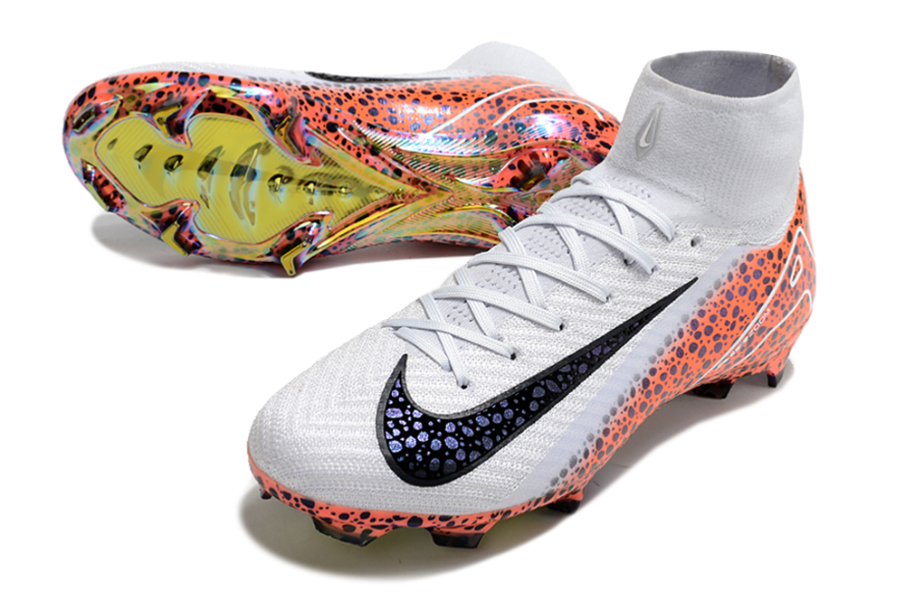 Crampons Mercurial Superfly IX Elite pour football, fixation solide avec pointes en métal, sur fond neutre.