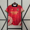 Maillot 2024/25 Real Madrid Concept Dragon Rouge de Le 12-ème Maillot, design rouge avec logo du club et motifs modernes.