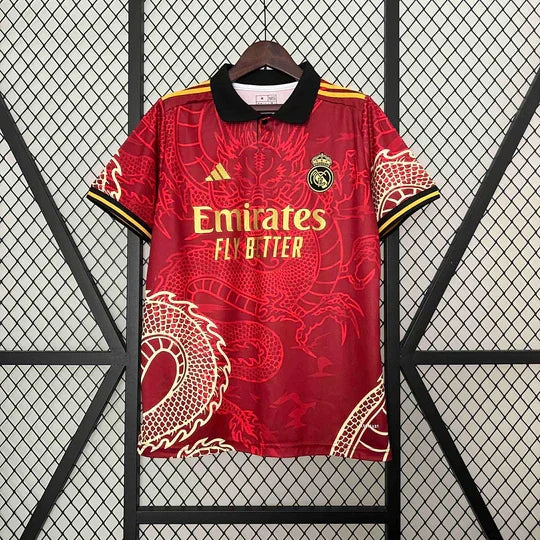 Maillot 2024/25 Real Madrid Concept Dragon Rouge de Le 12-ème Maillot, design rouge avec logo du club et motifs modernes.