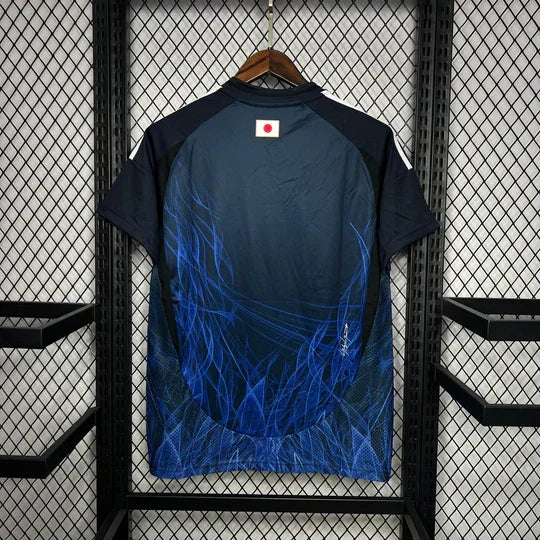 Maillot domicile du Japon Y-3 2024/2025, maillot de football avec design japonais, en bleu et blanc, porté par un mannequin.