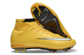 Crampons Mercurial Superfly de Le 12-ème Maillot, vue de côté avec pointes en acier pour football.