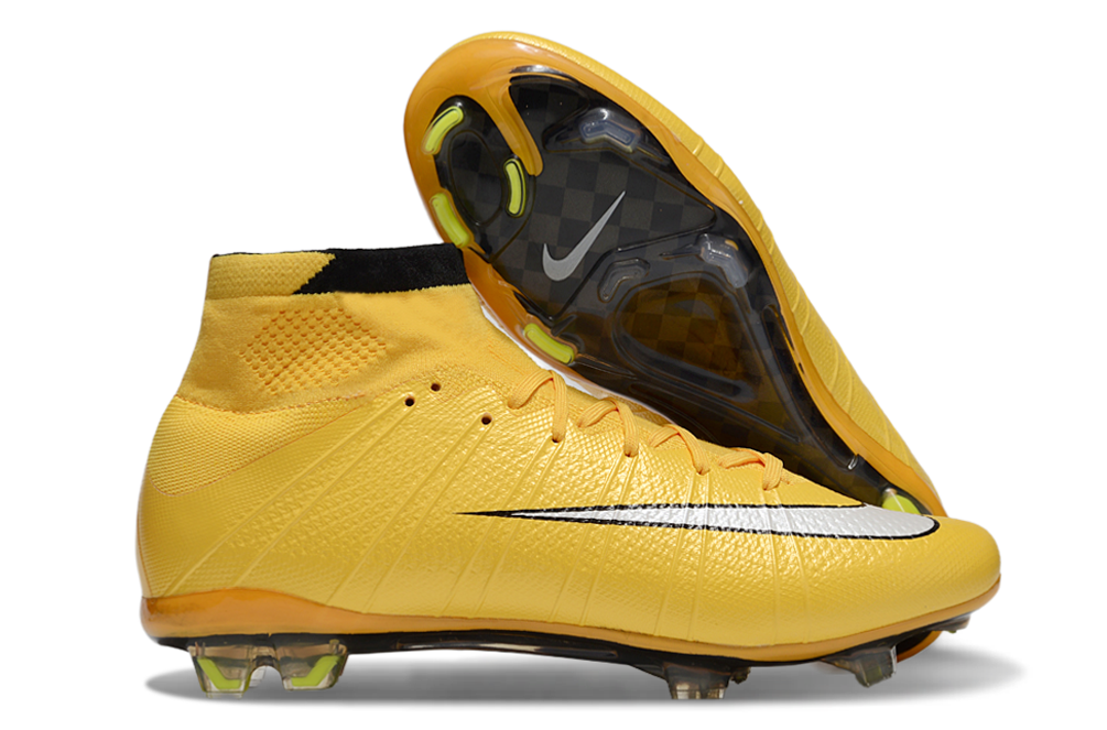 Crampons Mercurial Superfly de Le 12-ème Maillot, vue de côté avec pointes en acier pour football.