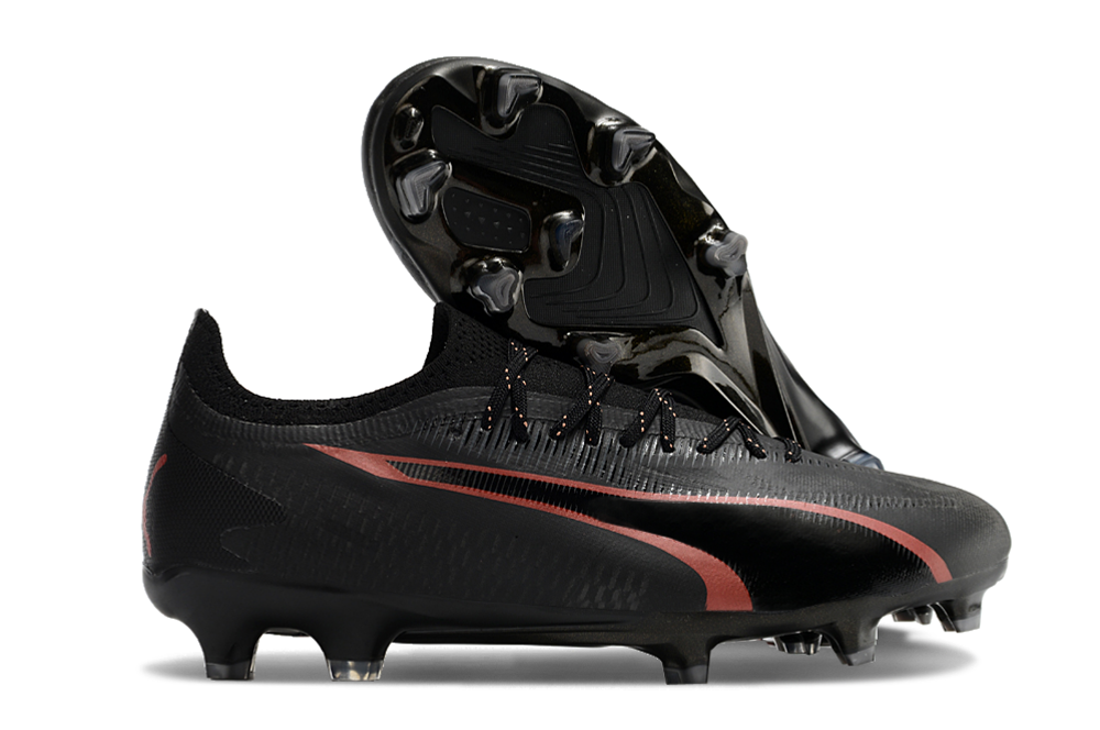Crampons Ultra Ultimate FG de Le 12 -ème Maillot, fixation robuste pour chaussures de football, visibles en image.