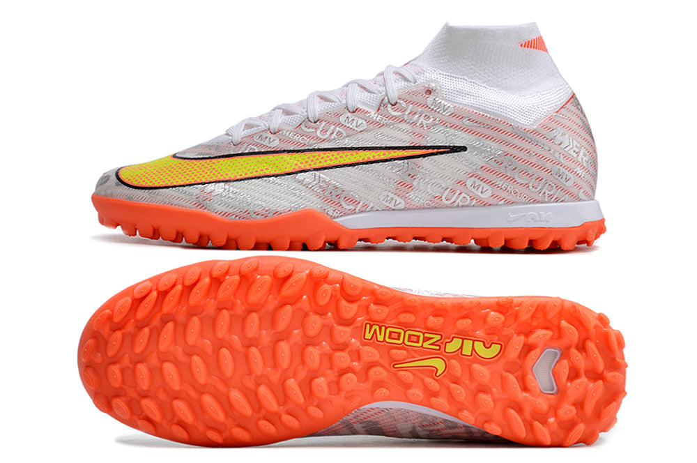 Crampons Mercurial Superfly IX Elite de Le 12 -ème Maillot, vue en gros plan sur la semelle avec pointes en acier.