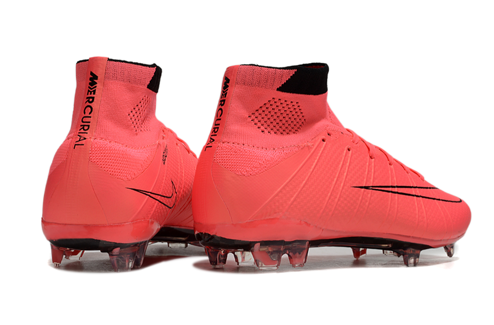 Crampons Mercurial Superfly pour football, avec crampons en métal et design léger, adaptés aux terrains en herbe.