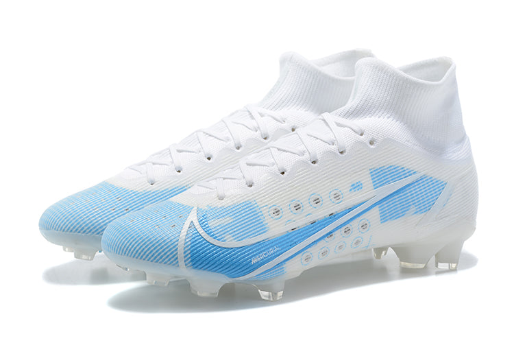 Crampons Superfly 8 Elite FG de Le 12 -ème Maillot, vue en gros plan montrant les pointes en acier et la semelle.