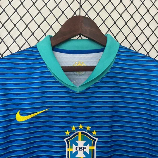 Maillot extérieur du Brésil 2024/2025, marque Le 12 -ème Maillot, vue de face avec logo et détails colorés.