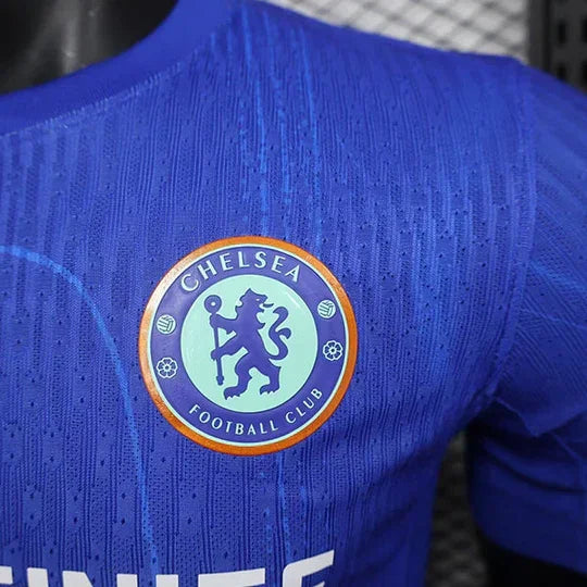 Maillot domicile Chelsea 2024/2025 de Le 12 -ème Maillot, maillot de football bleu avec logo du club et détails du design.