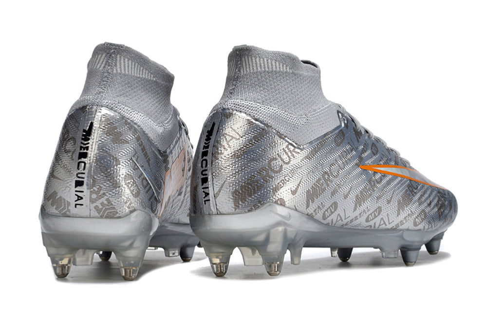 Crampons Mercurial Superfly IX Elite pour football, avec lame en acier et crampons en caoutchouc, vue de face.