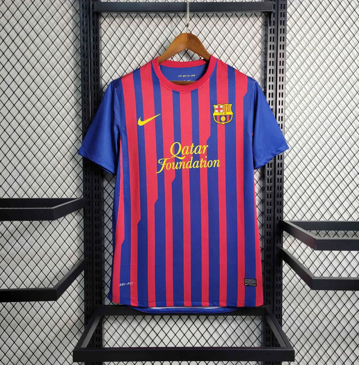Maillot 11/12 Barcelone rétro de Le 12 -ème Maillot, vue de face avec logo et détails du maillot de football.