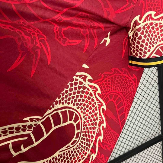 Maillot 2024/25 Real Madrid Concept Dragon Rouge de Le 12 -ème Maillot, vue de face avec design rouge et détails du logo.
