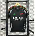 Maillot extérieur Arsenal 2024/25 Le 12 -ème Maillot, design rouge avec détails blancs et logo du club visible.