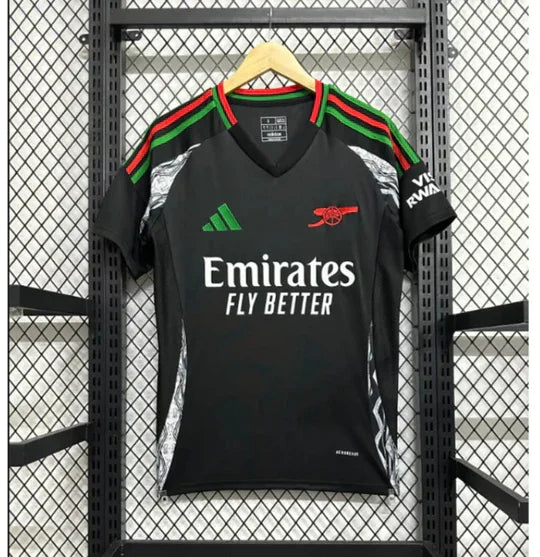 Maillot extérieur Arsenal 2024/25 Le 12 -ème Maillot, design rouge avec détails blancs et logo du club visible.