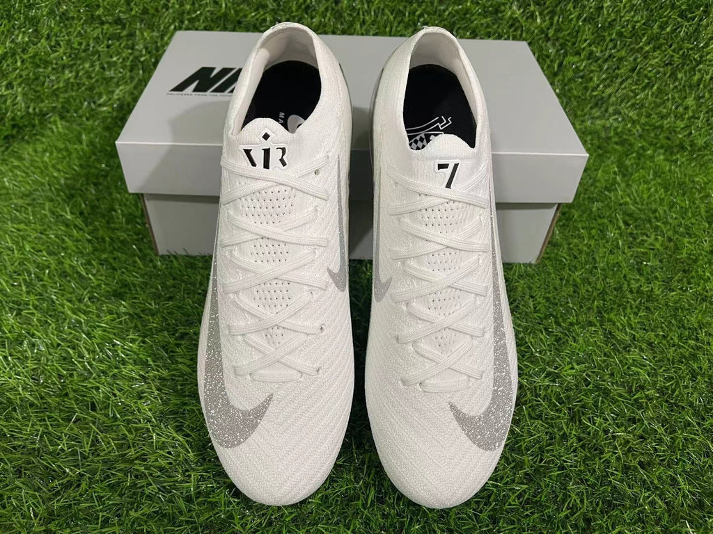 Crampons Mercurial Vapor XV Elite pour football, semelles en métal avec crampons en spikes, conçus pour performance sur terrain.
