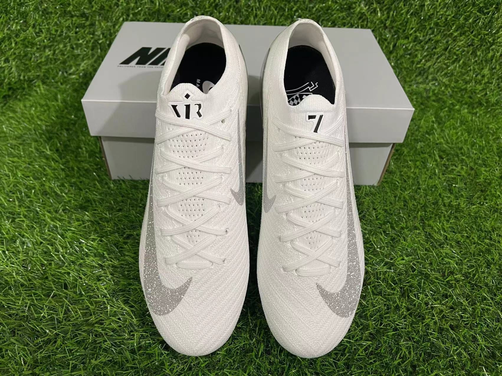 Crampons Mercurial Vapor XV Elite pour football, semelles en métal avec crampons en spikes, conçus pour performance sur terrain.