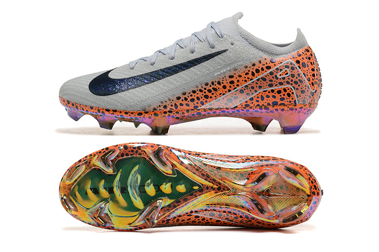 Crampons Mercurial Vapor 16 Elite XXV de Le 12 -ème Maillot, vue détaillée du dessus avec semelles en crampons.