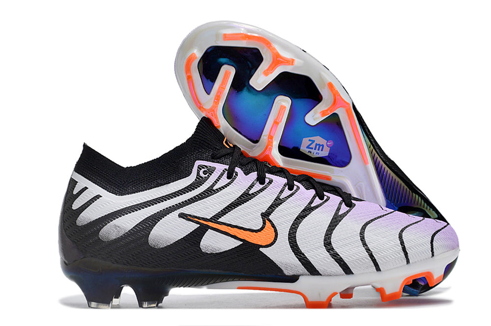 Crampons Mercurial Vapor 15 Elite XXV de Le 12 -ème Maillot, vue détaillée des crampons légers et adhérents pour football.