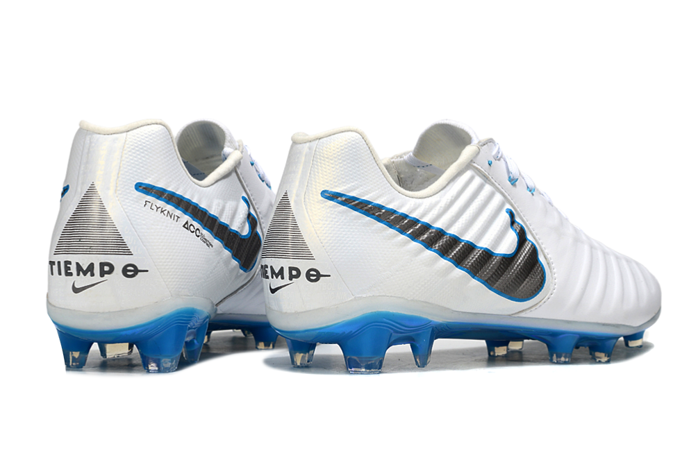 Crampons Tiempo Legend VII Elite LUXE de Le 12 -ème Maillot, vue des pointes en acier, adaptés pour le football.