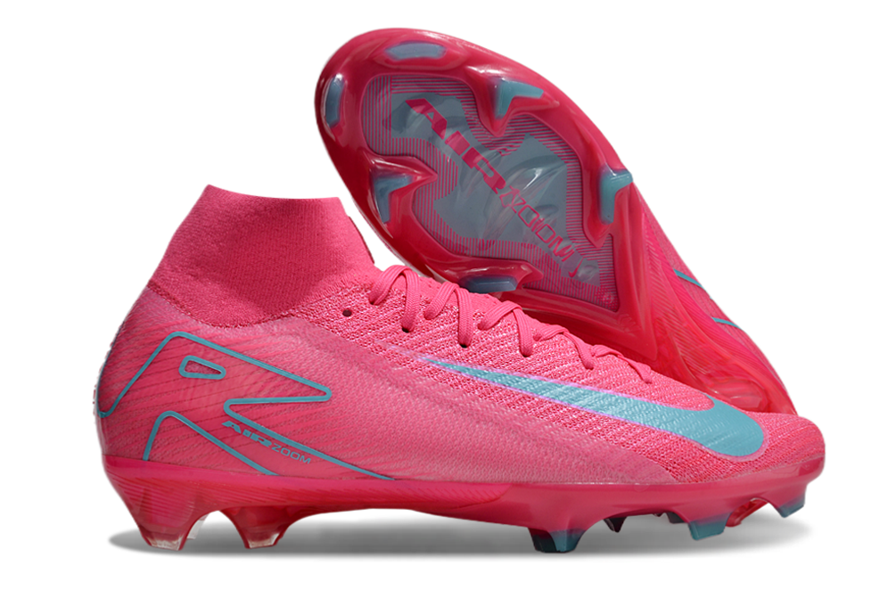 Crampons Mercurial Superfly IIX Elite pour football, fixation studs en métal, sur fond blanc.