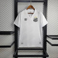 Maillot domicile Santos 2024/2025 Le 12 -ème Maillot, maillot de football rouge et blanc avec logo du club visible.