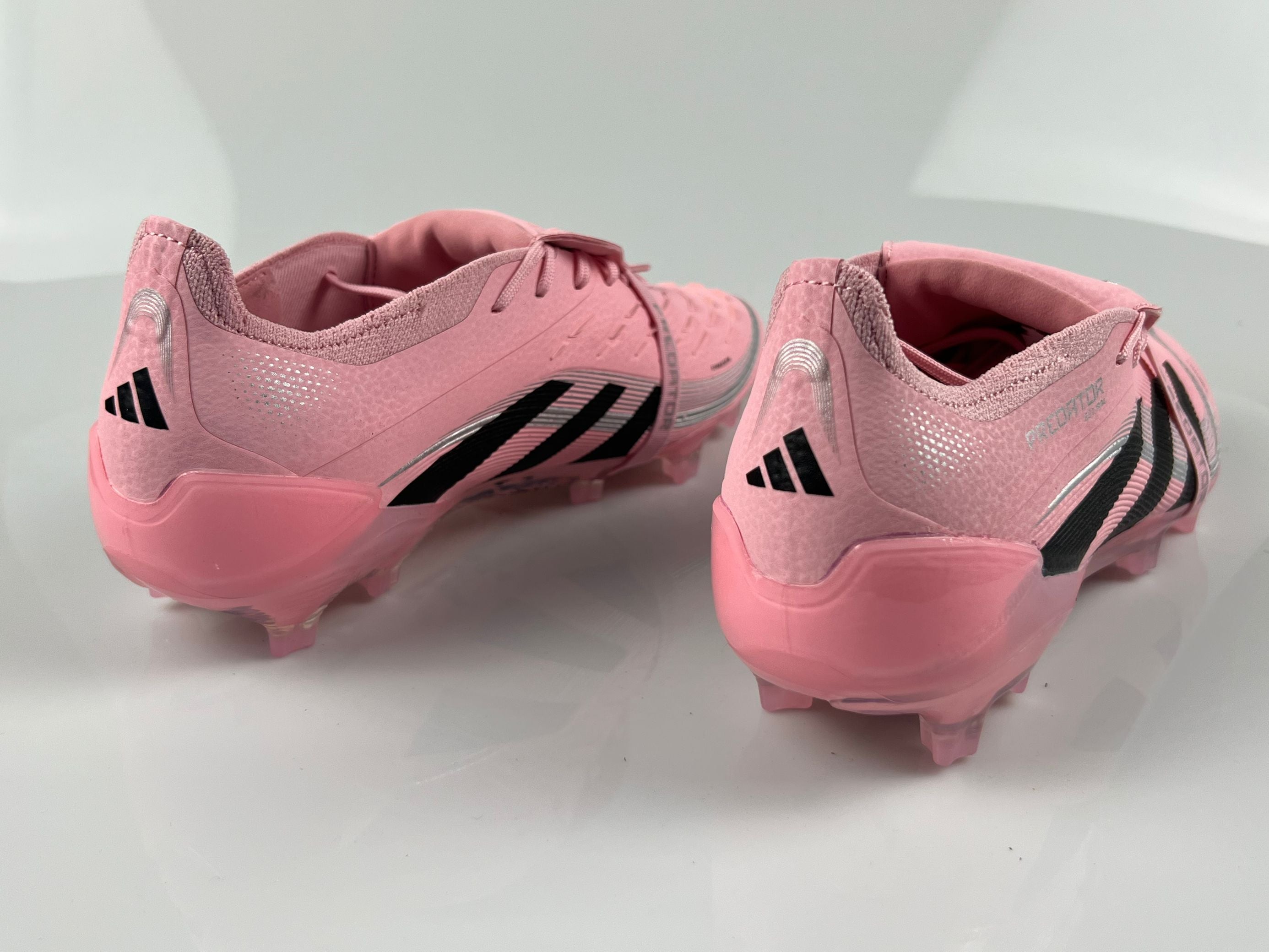 Crampons Le 12 -ème Maillot Predator Accuracy FG pour football, fixation robuste et semelles en caoutchouc pour meilleur adhérence
