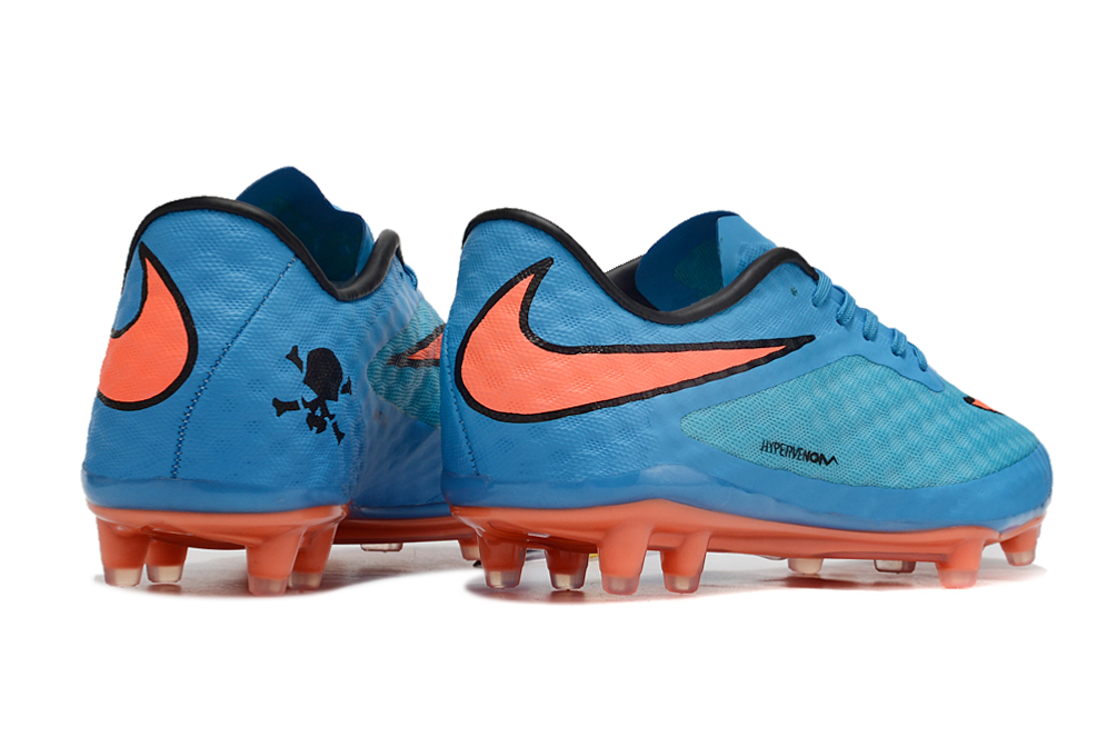 Crampons Hypervenom Élite de la marque Le 12 -ème Maillot pour football, vue en gros plan avec pointes en métal.