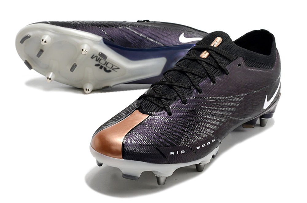 Crampons Mercurial Vapor XV Elite de Le 12 -ème Maillot, vue en gros plan avec pointes en acier et chaussettes intégrées.